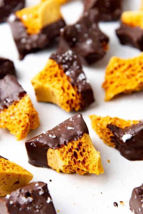 How To Make Honeycomb, Honeycomb Recipe, Honeycomb Candy, Easy Candy, Toffee Recipe, Chocolate Spoons, Clam Recipes, Candy Recipes Homemade, Dessert Dips