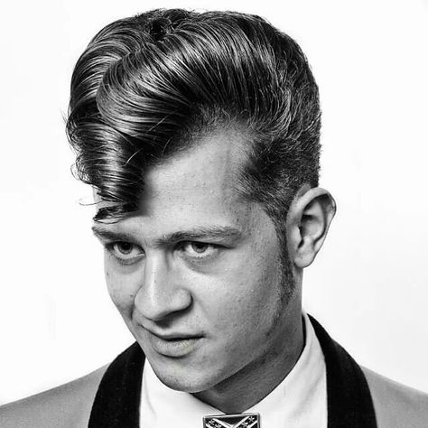 Do u Elvis? Trendy mens cut. Mens hairstyle Mens Hair Style, Ducktail Haircut, 1950s Mens Hairstyles, Hairstyle Mens, Wedding Dress Shirt, Modern Pompadour, 1940s Women, 1920s Women, Classic Haircut