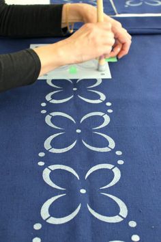 DIY Stenciled Fabric Table Linens Fabric Painting With Stencils, Fabric Painting Ideas For Bedsheets, Stencil Clothes, Fabric Tutorial, Fabric Paint Diy, Fabric Painting Techniques, Stencil Fabric, Stencil Painting On Walls, Fabric Paint Designs