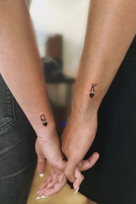 Los tatuajes minimalistas para parejas siguen siendo una tendencia de estilo, por su sencillez que tiene un gran significado para compartir con esa persona especial. Un tatuaje en pareja es una decisión importante y que simboliza una unión más fuerte de la que ya comparten. Por esto, es super importante que escojan aquellos tatuajes que reflejen lo que más les gusta de ustedes dos, ya sea su buena onda, su romance, su amor por la naturaleza, lo que más los represente. Q And K Tattoo Couple Tat, Vegas Tattoo Ideas Couple, Vegas Couple Tattoos, Small Vegas Tattoo Ideas, Crossword Tattoo, Matching Tats For Couples, Couple Wrist Tattoos, Infinity Couple Tattoos, Partner Tattoos