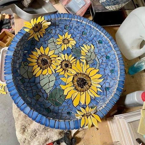 Round Mosaic Trays, Mosaic Tile Bird Bath, Mosaic Wood Table, Small Mosaic Ideas, Mosaic Projects Ideas, Simple Mosaic Art, Mosaic Diy Beginner, Garden Mosaic Projects, Mosaic Art Ideas