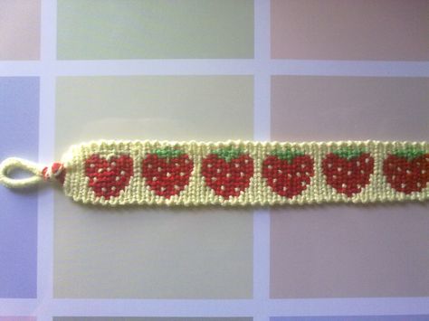 Strawberry friendship bracelet, seriously need to make this!!!! Strawberry Friendship Bracelet, Documentary Ideas, Hemp Knots, Nature Documentary, Floss Bracelets, Chevron Friendship Bracelets, Yarn Bracelets, Cute Friendship Bracelets, Anklet Designs