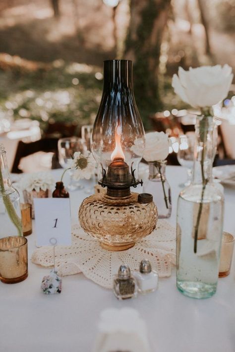 Oil Lamp Centerpiece, Cheap Wedding Table Centerpieces, Boda Diy, Lantern Centerpieces, Wedding Lanterns, Antique Wedding, Wedding Table Centerpieces, Wedding Mood, Ranch Wedding