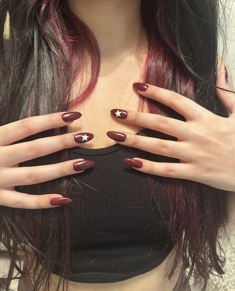 Red Nails With Stars, Romantic Nail Art, Nails With Stars, Acrylic Nails Yellow, Dark Red Nails, Maroon Nails, Chrome Nails Designs, Hello Nails, Romantic Nails