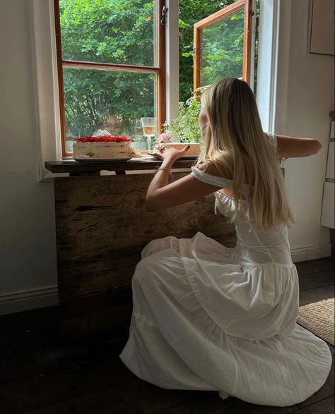 Flowing Skirt, Girl Next Door, Long Maxi, White Maxi Dresses, Divine Feminine, Rumi, Blonde Girl, Primavera Estate, Aesthetic Girl