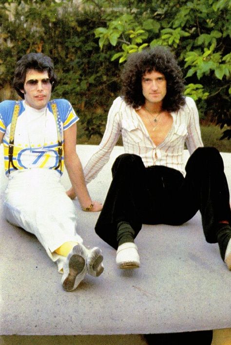 Brian and Freddie being hot Princes Of The Universe, Queen Brian May, Best Guitarist, Queen Photos, Roger Taylor, Queen Freddie Mercury, John Deacon, Somebody To Love, Brian May