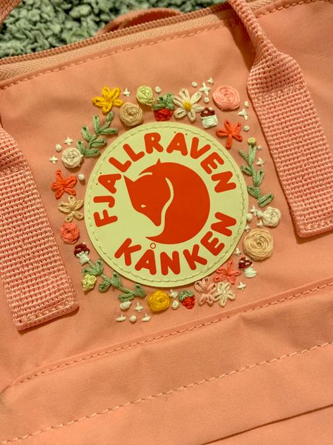 Pink Fjallraven Kanken backpack with flower, strawberry, and mushroom embroidery around logo Kanken Colors, Backpack Embroidery Ideas, Embroidery Ideas Easy, Kanken Backpack Embroidery, Kanken Embroidery, Backpack Embroidery, Embroidered Backpack, Artsy Style, Embroidery Hoop Art