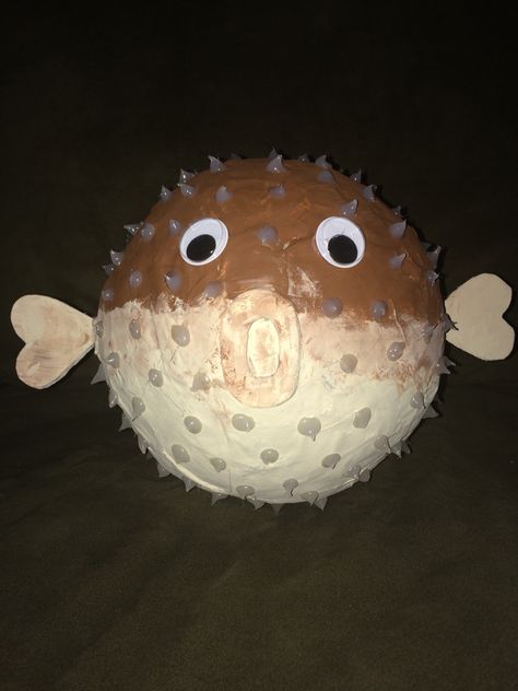 Paper Mâché Puffer Fish  Items you need: Paper Mâché  Balloon Newspaper Paint Foam Board-fins Wiggley Eyes Hot Glue- spikes Paper Mache Puffer Fish, Puffer Fish Costume, Diy Sea Creatures, Girl Guides Activities, Aquarium Mural, Paper Mache Fish, Paper Mache Balloon, Ocean Theme Birthday Party, Fish Items