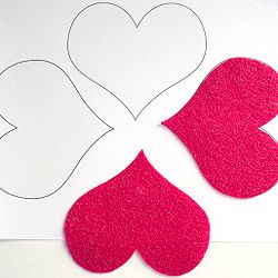 How to perfectly cut felt shapes and letters. No more fuzzy edges and wonky shapes... TUTORIAL TECHNIQUE     User FREEZER paper Felt Tutorial, Felt Templates, Felt Embroidery, Wool Projects, Felting Tutorials, Felt Patterns, Felt Applique, Wool Crafts, Felt Diy