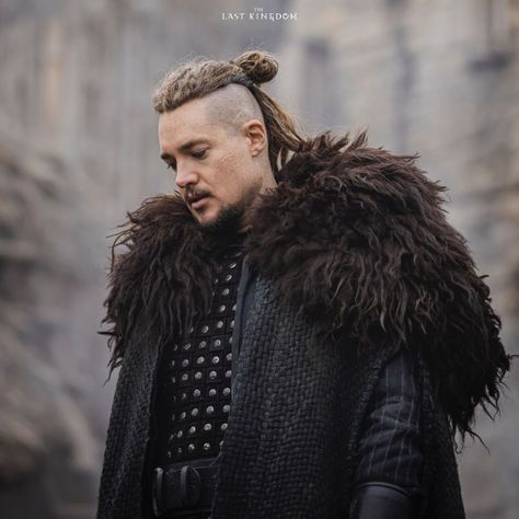 Alexander Dreymon as Uhtred in The Last Kingdom Seven Kings Must Die (2023) #TheLastKingdom #SevenKingsMustDie The Last Kingdom Uhtred, Last Kingdom Uhtred, The Last Kingdom Series, Uhtred Of Bebbanburg, Anglo Saxon Kings, Alexander Dreymon, Last Kingdom, Viking Costume, Viking Hair