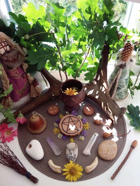 Litha Altar, Wicca Holidays, Witchcraft Altar, Pagan Crafts, Witches Altar, Wiccan Altar, Wiccan Spell Book, Deco Nature, Pagan Altar