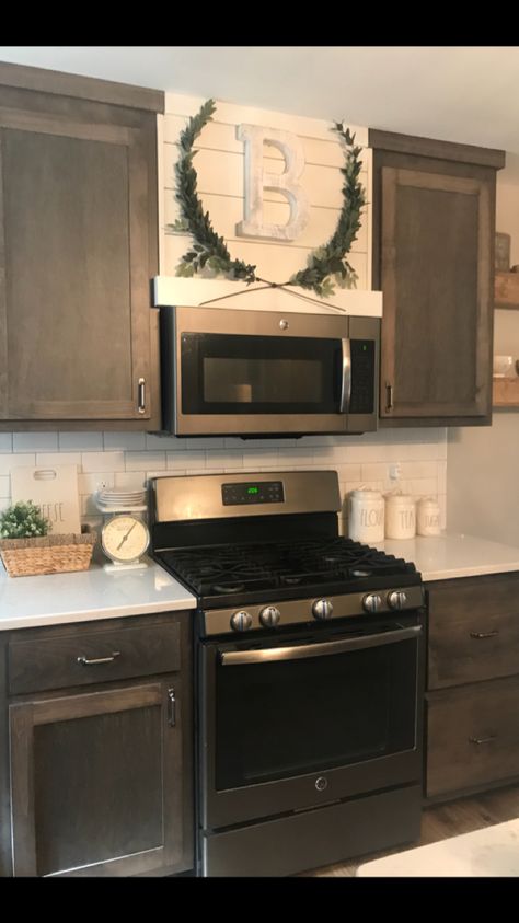 Shiplap hood vent, modern farmhouse, laurel wreath, gray cabinets Classic Kitchen, Kitchen Redo, Kitchen Remodel Idea, Farmhouse Table, Kitchen Space, My New Room, Home Decor Kitchen, Dream Kitchen, Kitchen Renovation