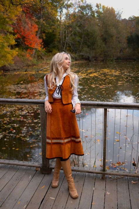 brown suede two piece matching skirt and vest set, Farrah Fawcett hair blow out, prairie western outfit Western Prairie Outfit, 70s Vest Outfits For Women, Orange Western Outfit, 70s Prairie Style, 70s Outfits Winter, Western Vest Outfit, 70s Winter Outfits, 70s Skirt Outfit, 70s Western Aesthetic