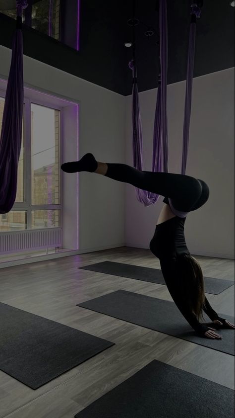 Flying Yoga, Air Yoga, Aerial Yoga Poses, Dance Aesthetic, Yoga Aesthetic, Aerial Dance, Image Swag, Makijaż Smokey Eye, Aerial Silks