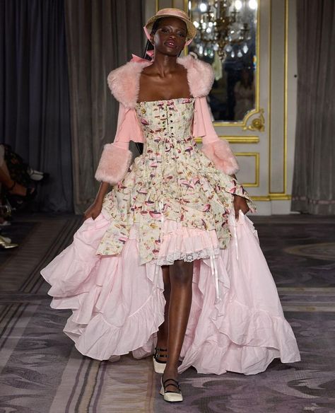 Selkie Fall 2023, Black And Pink Outfit, Fairy Shoes, Runway Fashion Couture, Runway Outfits, Look Retro, Cottagecore Fashion, Claudia Schiffer, Fairy Fashion