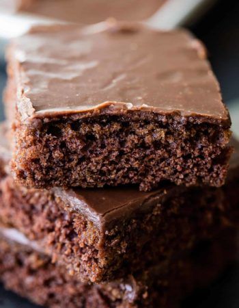 The classic chocolate sheet cake with a cooked chocolate frosting ohsweetbasil.com Chocolate Sheet Cake Recipe, Lunch Lady Brownies, Sheet Cake Recipe, Chocolate Sheet Cake, Texas Sheet Cake, Recipe Tin, Sheet Cake Recipes, Cake Frosting, Chocolate Frosting