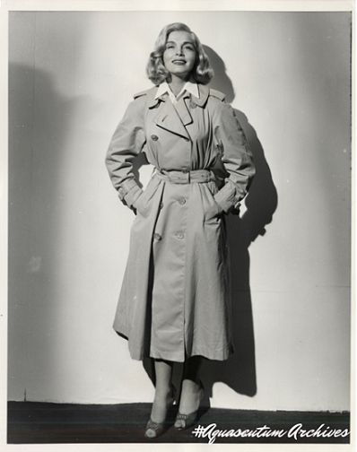 American Actress Lizabeth Scott wearing her Aquascutum trench in Stolen Face in 1952. #aquascutumarchives Lizabeth Scott, Classic Hollywood Glamour, Beige Coat, Vintage Soul, Easy Living, Girl Vintage, Vintage Portraits, 60s Fashion, Trench Coats Women