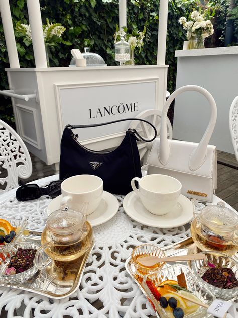 Social Influencer Aesthetic, Brunch In Paris, Vision Board Book, Aesthetic Shopping, Influencer Aesthetic, Fitness Vision Board, Fashion Dream Job, Digital Vision Board, Vision Board Photos