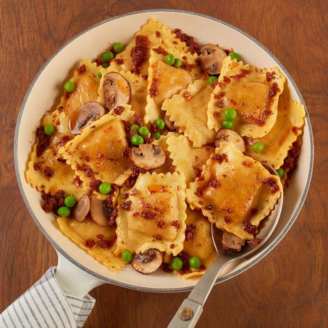 Discover a new dinnertime favorite bursting with Chicken Parmesan Ravioli smothered in Sun-Dried Tomato Pesto and mushrooms. Parmesan Ravioli, Italian Pasta Sauces, Ravioli Sauce, Italian Night, Rib Meat, Tomato Pesto, Pasta Sauces, Breaded Chicken, Pasta Dish