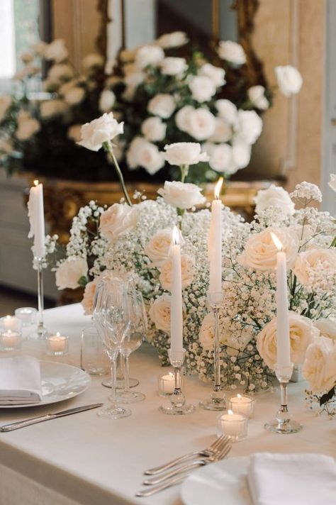 Elegant Wedding Table Decor, Wedding Table Styling, White Wedding Table Decor, White Rose Centerpieces, Romantic Elegant Wedding, White Wedding Centerpieces, Elegant Wedding Table, Wedding Flower Trends, White Roses Wedding