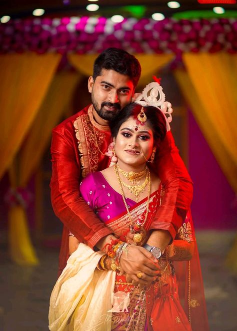 Bengali Reception Couple Shoot, Bengali Wedding Couple Poses, Capel Photo, Bengali Wedding Couple, Bengali Wedding Reception, Duet Photo, Bride Groom Photoshoot, Indian Wedding Pictures, Durga Picture