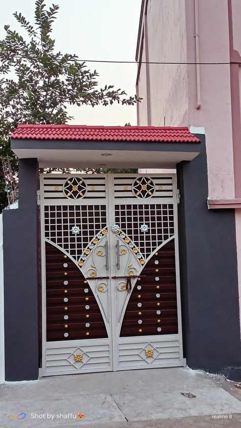 Front Door Iron Gate, Metal Gates Design Modern, Main Grill Gate Design, Entrance Gate Design, Modern Iron Gate Designs, Latest Gate Design, Gate Design Modern, Metal Gates Design, Modern Window Grill