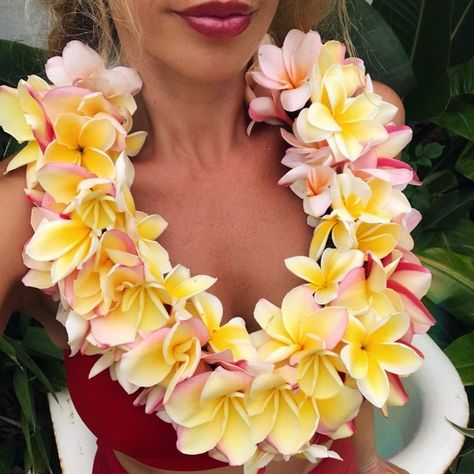 Leaf Craft Activities, Graduation Leis Diy, Flower Lei, Graduation Leis, Hawaiian Lei, Leaf Crafts, Floral Crown, Mandala Coloring, Artist On Instagram