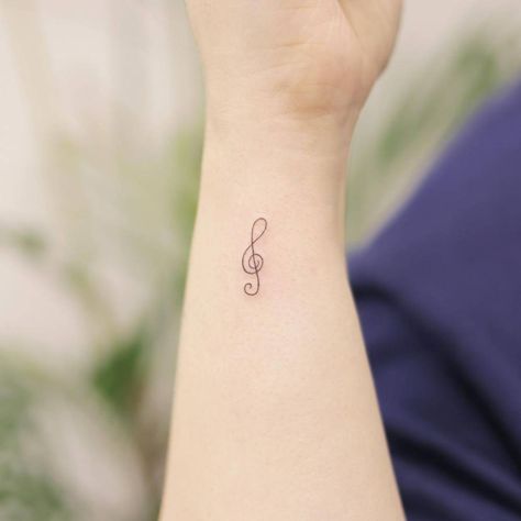 Minimalist treble clef tattoo on the wrist G Clef Tattoo, Clef Tattoo, Nashville Tattoo, Treble Clef Tattoo, Tattoo On The Wrist, Button Tags, Minimalist Line Art, Minimalist Tattoos, Treble Clef