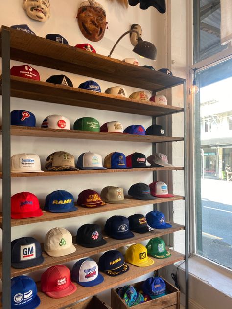 Hat Display Ideas Wall Retail, Cap Display Ideas, Mens Wear Shop Interior Design, Mens Wear Shop, Baseball Caps Storage, Diy Hat Rack, Gaming Bedroom, Shoe Store Design, Cap Store