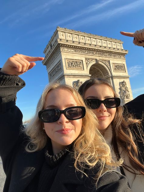 Paris With Bestie Aesthetic, Bff Paris Aesthetic, Best Friends In Europe Aesthetic, Paris With Best Friend Aesthetic, Sisters In Paris, Paris With Friends Aesthetic, Pictures To Take In Paris, Paris School Trip, Friends In Paris Aesthetic