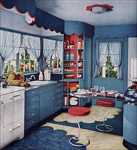 1948 Armstrong Scalloped Kitchen. Love the crisp, beautiful (not to mention somewhat nautical feeling) palette at work here. #vintage #1940s #kitchen #home #decor Vintage Kitchenette, 1940s Interior, 50s Decor, 1940s Kitchen, Retro Rooms, Retro Kitchens, Old Fashioned Kitchen, Kitchen Retro, Vintage Kitchens