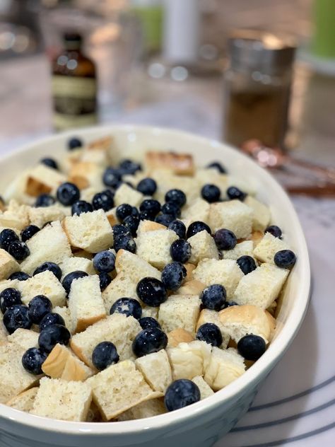 Bread Pudding Breakfast, Blueberry Croissant, Croissant Bread Pudding, Pudding Breakfast, Blueberry French Toast Bake, Blueberry French Toast Casserole, Croissant Bread, Fruit Recipe, Cake Fruit