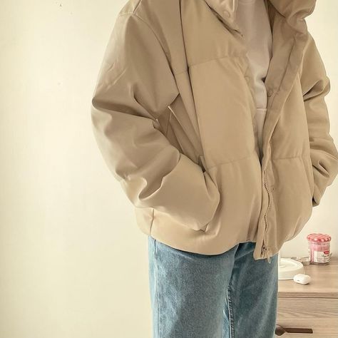 Cream Windbreaker Outfit, Beige Windbreaker Outfit, Aesthetic Winter Coat, Beige Windbreaker, Windbreaker Outfit, Downtown Girl Aesthetic, Aesthetic Winter, Downtown Girl, Fashion Styles