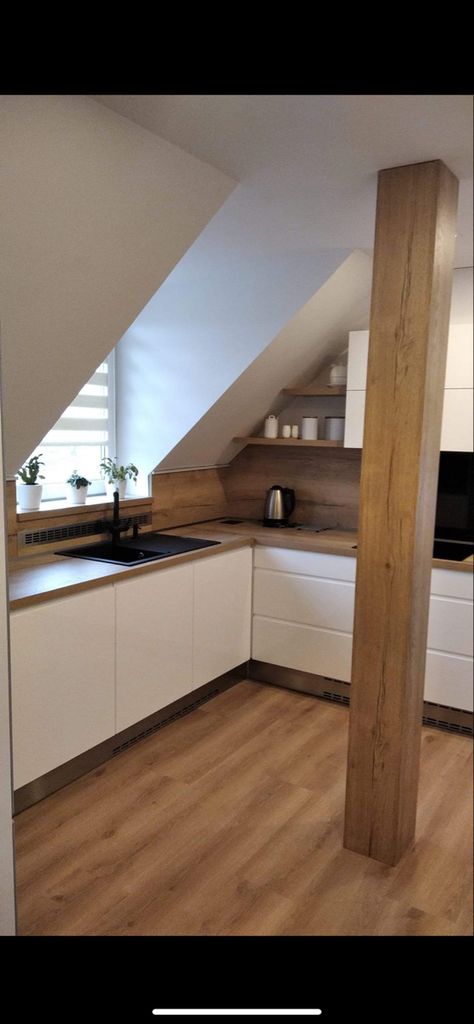 Attic Apartment Ideas Slanted Ceiling Kitchen, Kitchen Mansarda, Kitchen In Attic, Kitchen Sloped Ceiling, Slanted Ceiling Living Room, Attic Kitchen Ideas, Small Attic Bedroom, Attic Kitchen, Flat Interior Design