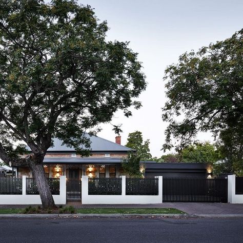 Front Fences, Country Home Exterior, Contrast Photography, Yard Gate, Country Fences, House Fence Design, House Colours, Modern Fence Design, Modern Front Yard