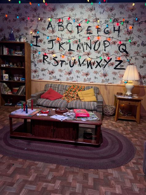 Stranger Things Living Room, Stranger Things Room Ideas, Stranger Things Room, Cubical Ideas, Stranger Things Season One, Stranger Things Game, Stranger Things Halloween Party, Stranger Things Lights, Stranger Things Funko Pop