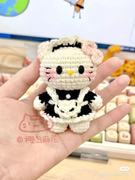 Crochet Parrot, Hello Kitty Crochet, Pola Amigurumi, Kawaii Crochet, Crochet Clothing And Accessories, Beginner Crochet Projects, Crochet Stitches For Beginners, Crochet Keychain, Art Handmade