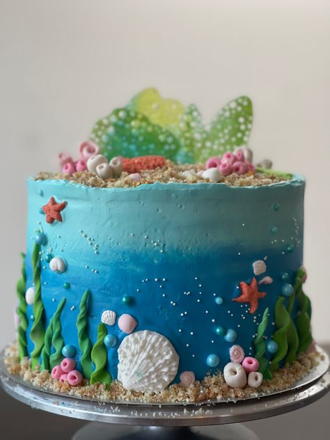 Under The Sea Cake And Cupcakes, Under The Water Cake, Underwater Theme Birthday Cake, Aquarium Cake Ideas, Underwater Themed Cake, Beach Birthday Cake Kids, Easy Under The Sea Cake, Ocean Theme Cake Kids, Sea Life Birthday Cake