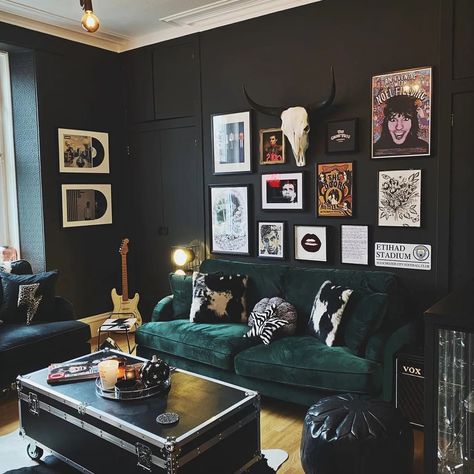 Goth Living Room, Feminine Living Room, Painting A Room, Black Living, Room Dark, Dark Living Rooms, Brooklyn Apartment, Farm Living, Aesthetic Room Ideas