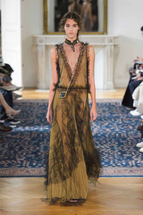 It was a very pretty — but not overly precious — spring 2017 collection. Valentino Runway, High Fashion Runway, Valentino Women, Spring Summer 2017, Spring 2017, Elegant Outfit, Fashion Week Spring, London Fashion Week, Milan Fashion Week