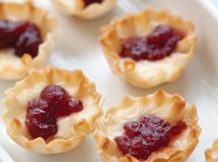 Cranberry Tartlets, Brie And Cranberry, Bunco Food, Cranberry Brie, Tartlets Recipe, Party Bites, Brie Bites, Food Appetizers, Mini Pies