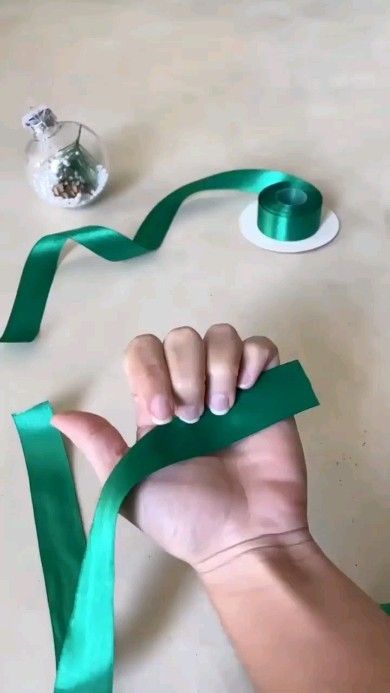 Christmas wrap @wioleta_daria #christmastime🎄 #Christmas #giftboxes #howtowrap #giftwrappingservice #giftwrap #gifts #christmasgifts… | Instagram Diy Christmas Bows, Potpourri Stovetop, Homemade Bows, Gift Wrapping Techniques, Creative Gift Wraps, Ribbon Crafts Diy, Gift Wrapping Inspiration, Bows Diy Ribbon, Gifts Wrapping Diy