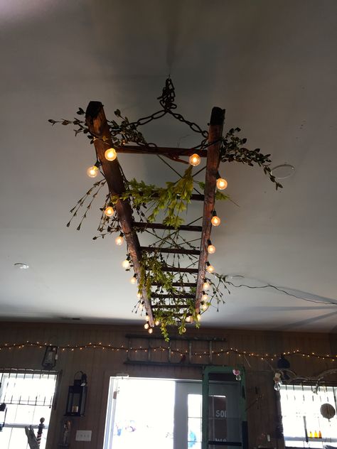 Ladder Lights Hanging, Wooden Ladder Ideas, Antique Ladder Decor, Ladder With Lights, Old Ladder Decor, Old Wood Ladder, Takken Decor, Antique Ladder, Old Wooden Ladders