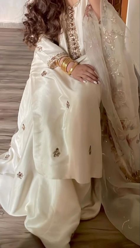 Pakistani Eid Outfits, Classy Dresses, Pakistani Fashion Casual, Pakistani Wedding Outfits, Casual Indian Fashion, Pakistani Fancy Dresses, Desi Fashion Casual, Pakistani Fashion Party Wear, Beautiful Pakistani Dresses