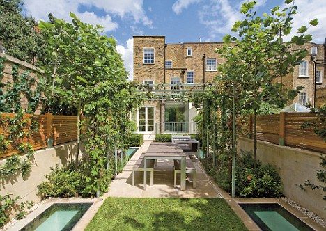 Basement extension Bright and beautiful: Windows embedded into the garden let light into the extension below Cellar Renovation, Luxury Basement, Finished Basement Designs, Building A Basement, Underground Living, Basement Flat, Basement Conversion, Basement Guest Rooms, Urban Backyard