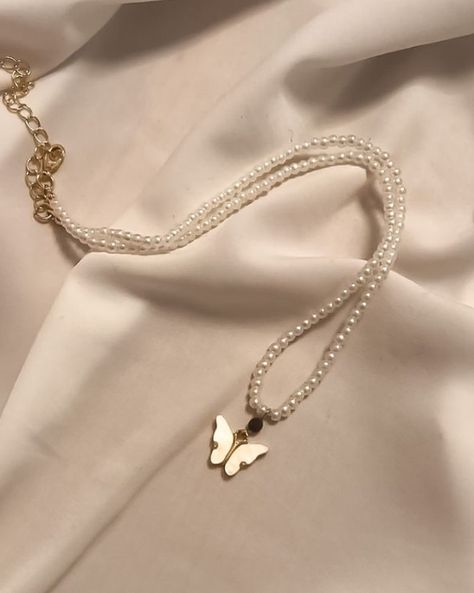 Pinterest Jewelry Aesthetic, Butterfly Necklace Aesthetic, Pearl Jewelry Aesthetic, Diy Necklace Ideas, Jewelry Wallpaper, Jewelry Combo, Make Your Own Necklace, Pearl Aesthetic, Petite Jewelry