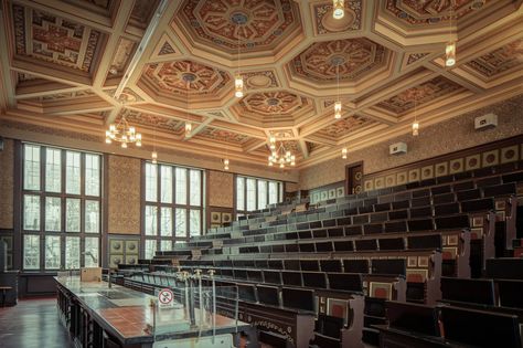 School Assembly Aesthetic, Lecture Hall Aesthetic, Barcelona University, Lecture Hall Design, Hall Aesthetic, Chemistry Lecture, Boarding School Aesthetic, University Lectures, Hannover Germany