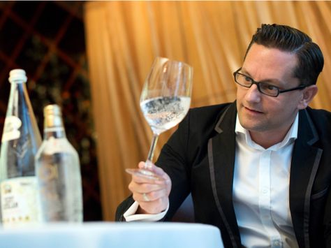 "Water sommelier" Martin Riese.... A Bottle Of Water, Bottle Of Water, Breakfast Smoothies, Champagne Flute, Health And Nutrition, White Wine, Alcoholic Drinks, Tap, Tin