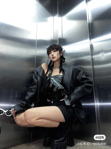 Dark Futuristic Fashion China, Industrial Streetwear Photoshoot, Matrix Outfit Aesthetic, Retro Futuristic Outfit, Chinese Cyberpunk Fashion, Acubi Photoshoot, Grunge Model Photoshoot, Cyberpunk Outfits Female, Madison Photoshoot