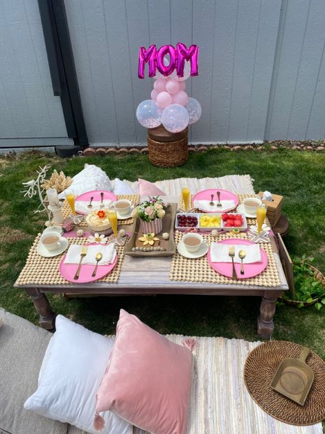 Mothers day luxury picnic Mother’s Day Lunch Decoration Ideas, Mother’s Day Lunch Picnic, Mother’s Day Picnic, Mothers Day Picnic, Mother’s Day Lunch Decorations, Mother’s Day Lunch Themes, Mother’s Day Brunch Theme, Luxury Picnic, Pink Luxury